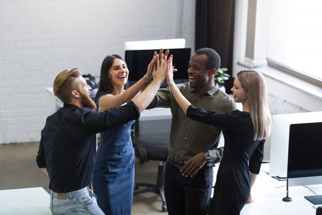 des collaborateurs de bureau heureux de faire un escape game pour son team building